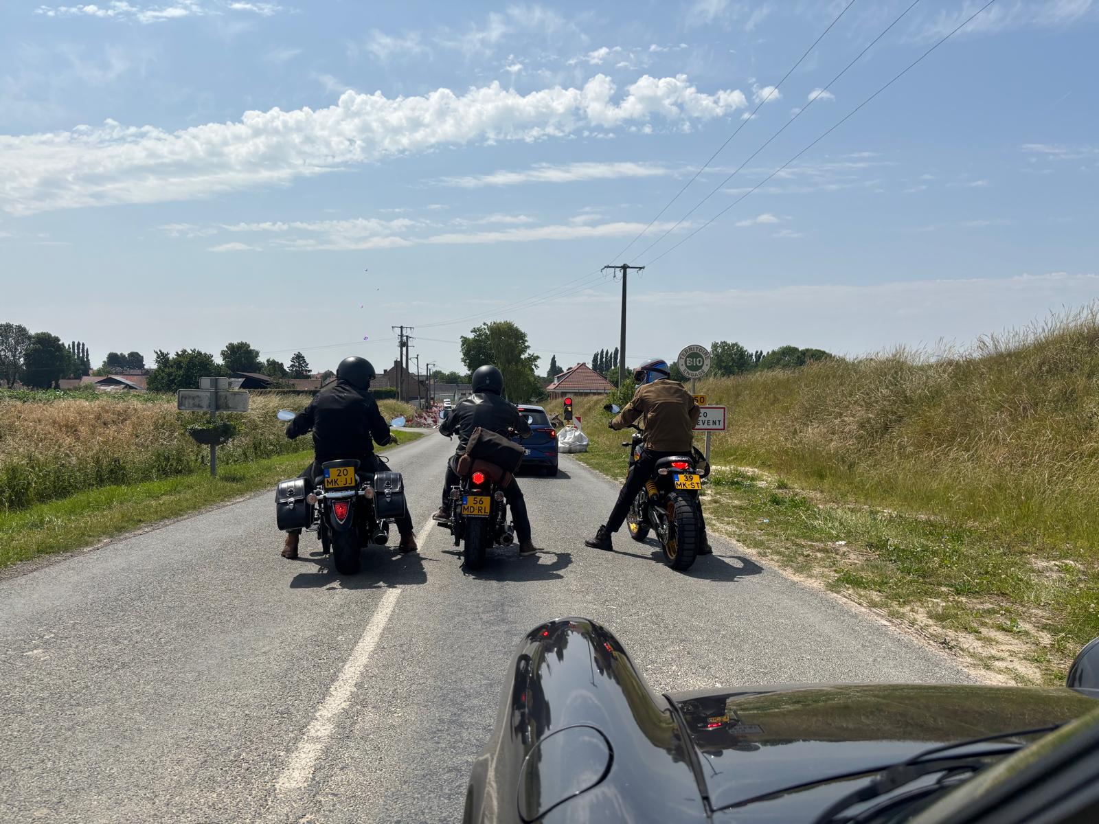 Drie motorrijders op een landweg